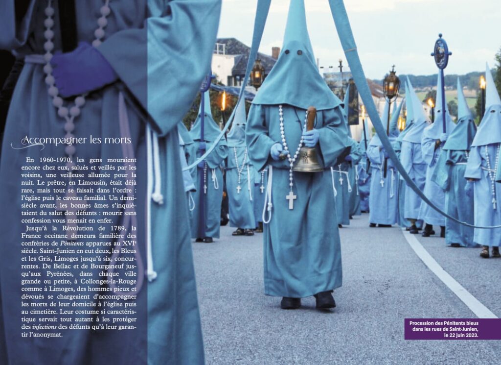 Les Pénitents bleus de Saint-Junien en procession.